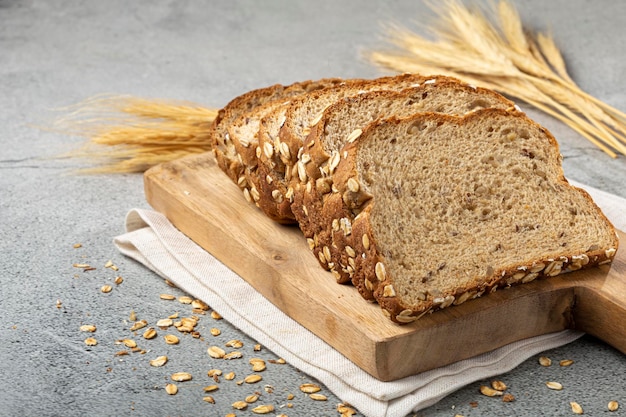 Volkorenbrood op tafel