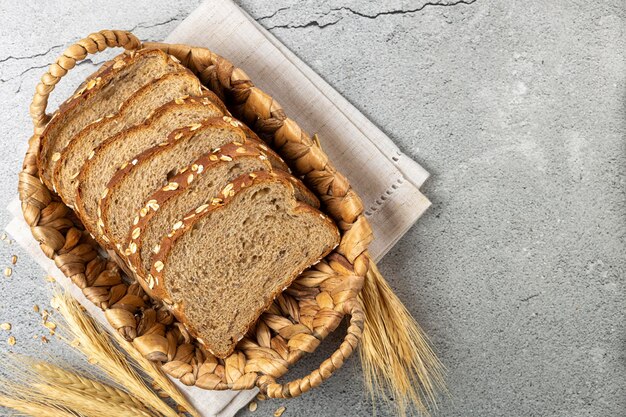 Volkorenbrood op tafel