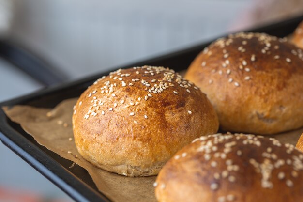 Volkorenbroodjes voor hamburgers.