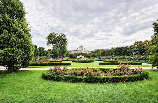 Photo volksgarten public park and people garden with empress elizabeth monument of hofburg palace, in vienna, austria. tourists on the background