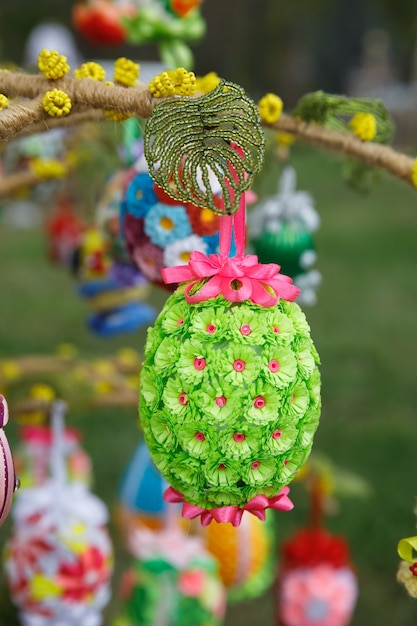 Foto volkskunst en festival van paaseieren. paasvakantie. veelkleurige paaseieren die aan kunstmatige bomen hangen