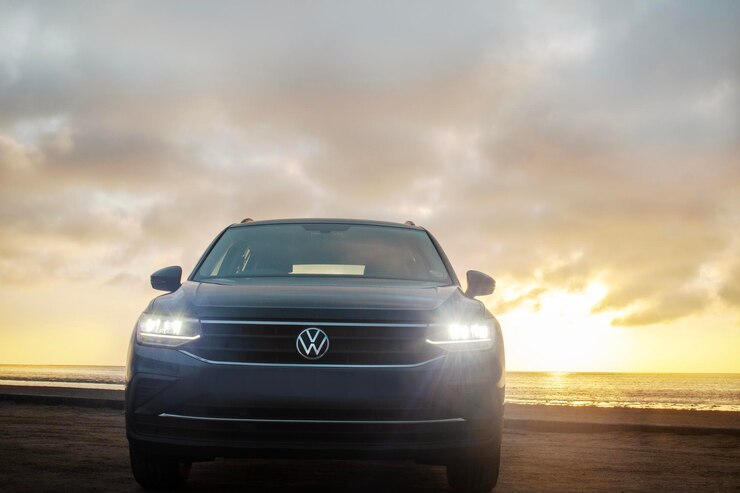 Volkswagen Tiguan in het zand van de Namib woestijn aan een heldere hemel Walvis Bay Namibia