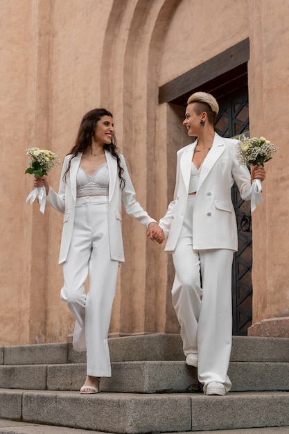 Volle foto's van vrouwen die trouwen.