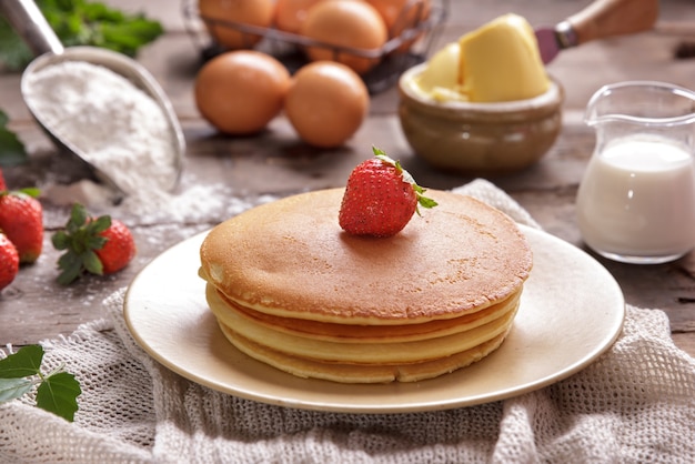 Volle heerlijke huisgemaakte pannenkoek met ingrediënten