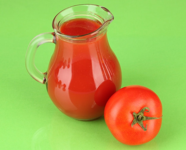 Volle kruik tomatensap, op een achtergrond in kleur