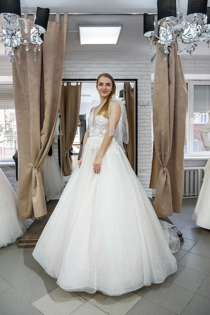 Volle lengte foto van bruid in huwelijkswinkel