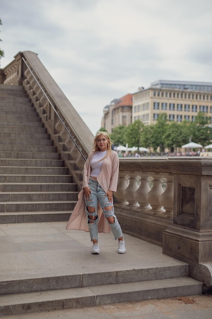 Volle lengte van een vrouw die op de trap staat