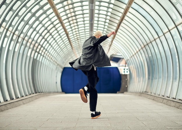 Foto volle lengte van man en vrouw die op het voetpad in een tunnel staan