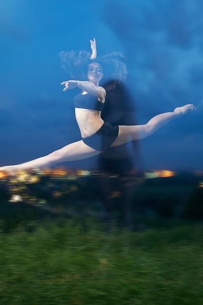 Foto volle lengte van vrouw die buiten springt