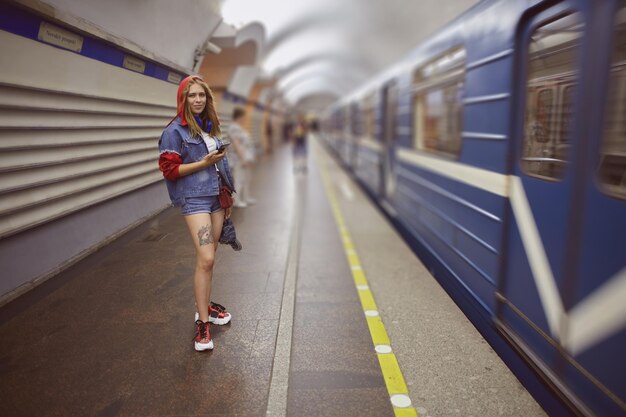 Foto volle lengte van vrouw die op de trein staat op het perron van het treinstation