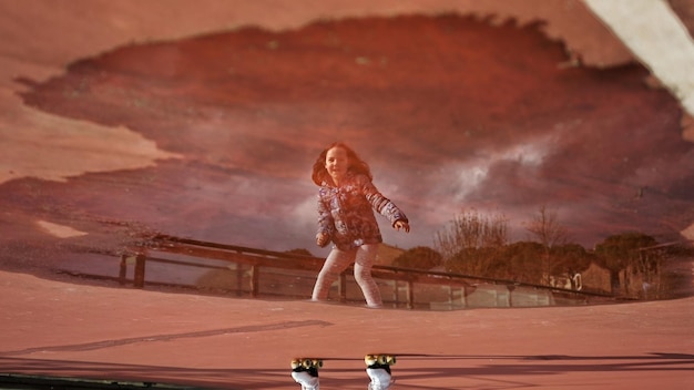 Foto volle lengte van vrouw die op de weg tegen de lucht staat