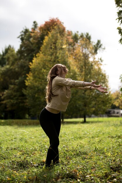 Foto volle lengte van vrouw die op het veld staat