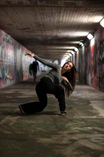 Foto volle lengte van vrouw die stunt doet in tunnel