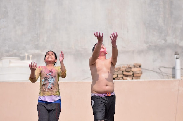 Foto volle lengte van vrouw die tegen de muur staat