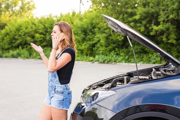 Volle lengte van vrouw in auto