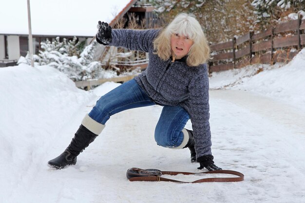 Foto volle lengte van vrouw in sneeuw