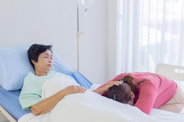 Volle lengte van vrouw liggend op bed
