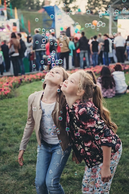 Foto volle lengte van vrouw met bubbels die buiten staat