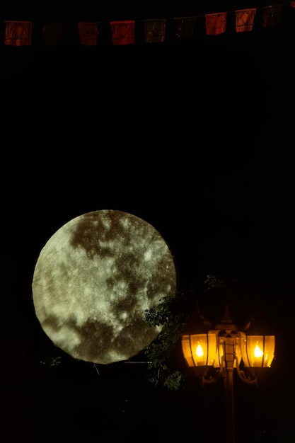 Volle maan aan de hemel in de nacht warm licht koplamp mexico