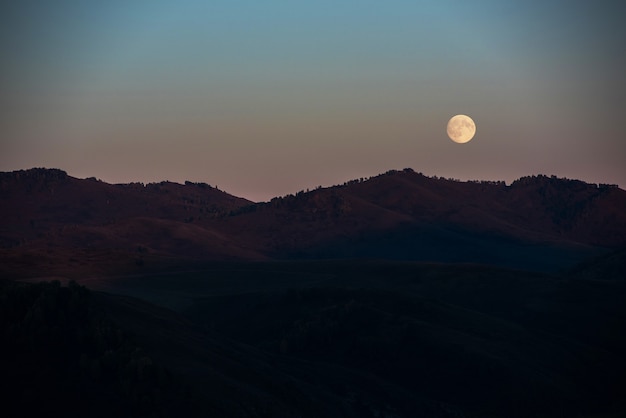 Volle maan bij zonsondergang