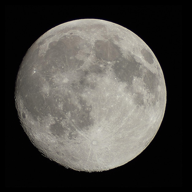 Volle maan in de nachtelijke hemel