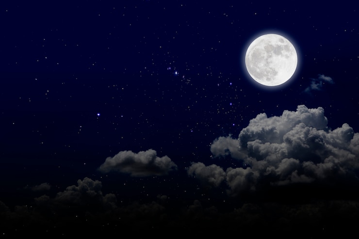 Foto volle maan met sterrenhemel en wolken. romantische nacht
