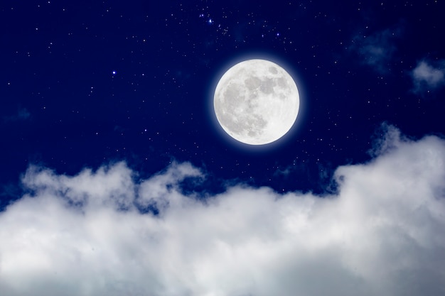 Volle maan met sterrenhemel en wolken
