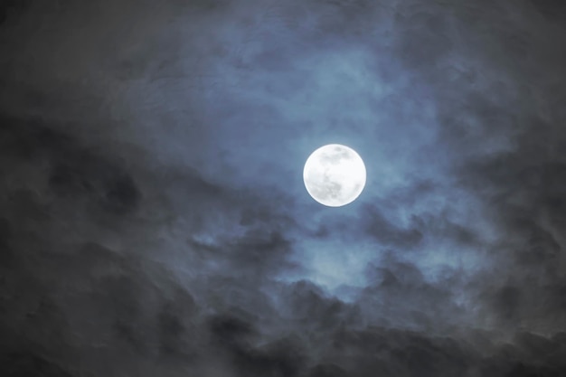 Volle maan met wolken 's nachts, dramatische wolken in het maanlicht