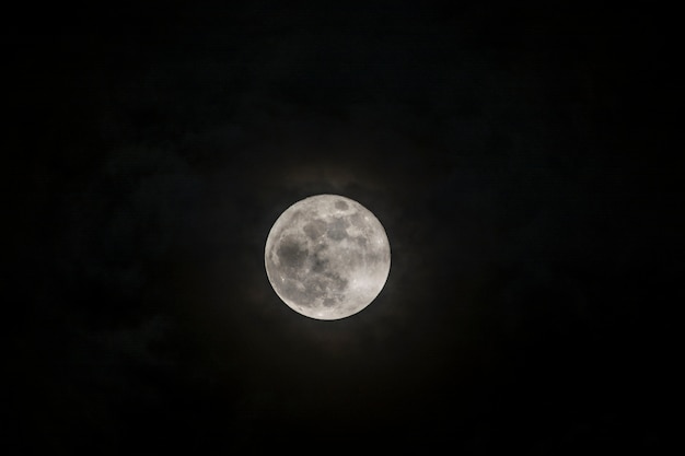 Volle maan op de donkere nacht
