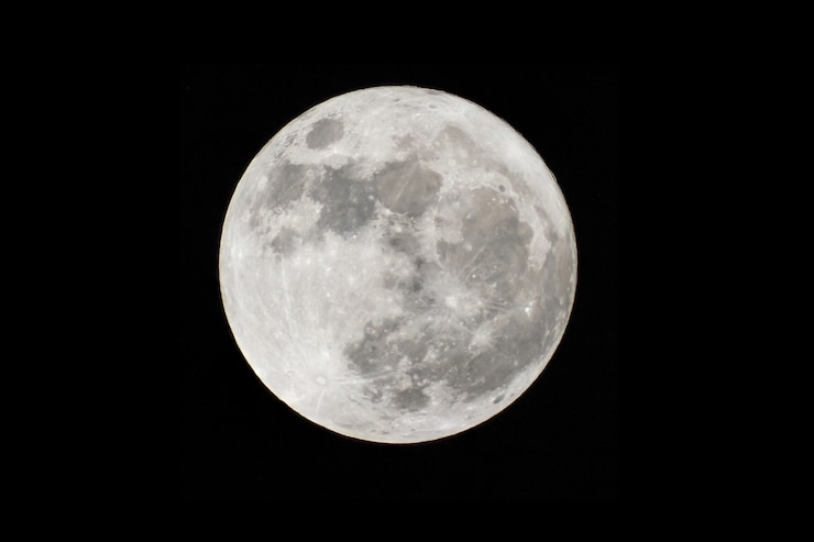 Foto volle maan op het hoogste, ook wel supermoon genoemd