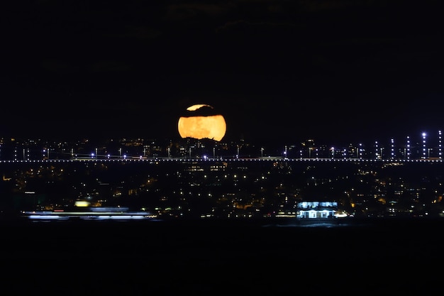 Volle maan opkomst over Bosporusbrug Istanbul Turkije