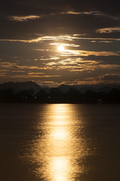 Volle maan schijnt op de rivier.