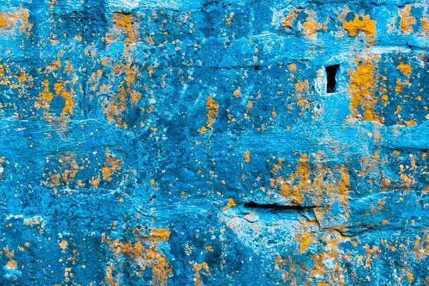 Volledig beeld van de blauwe, verweerde muur