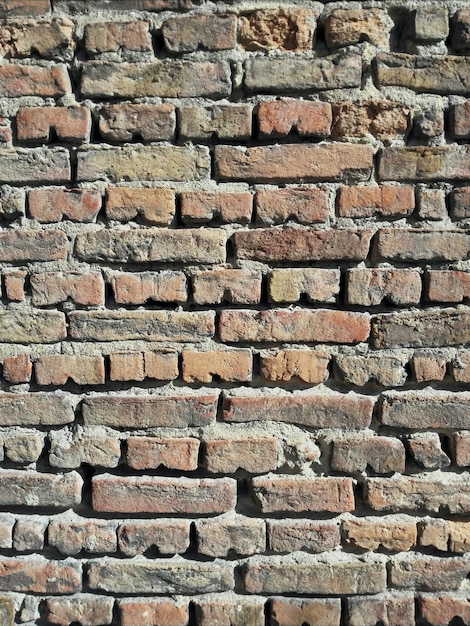 Volledig beeld van een bakstenen muur op een zonnige dag