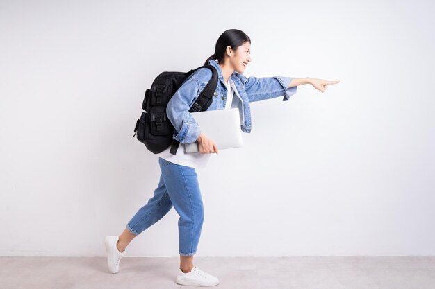 Volledig beeld van jonge Aziatische student