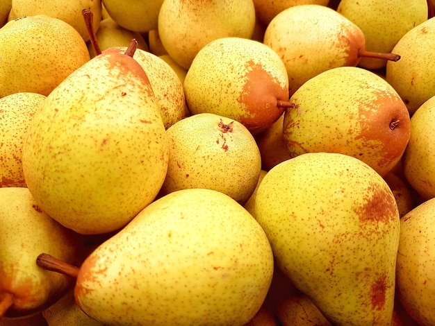 Volledig beeld van peren te koop op de marktstand