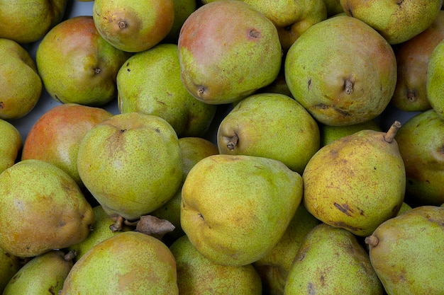 Volledig beeld van peren voor verkoop op de markt