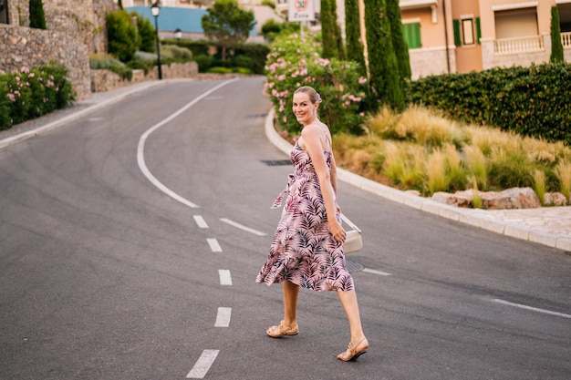 Foto volledig beeld van stijlvolle vrouw die in montenegro loopt en geniet van haar zomervakantie