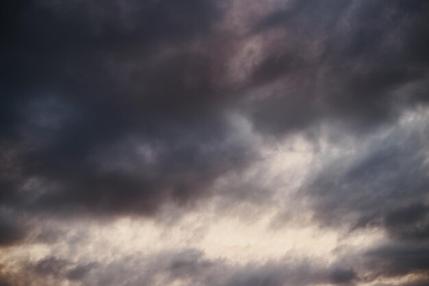 Volledig beeld van stormachtige blauwe wolken voor een onweersbui