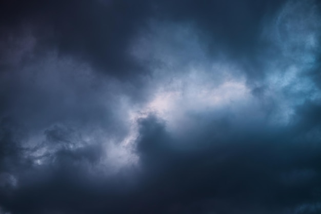 Volledig beeld van stormachtige blauwe wolken voor een onweersbui