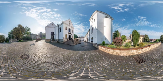 Volledig bolvormig naadloos hdri-panorama 360 graden in de tuin bij de orthodoxe kerk in equirectangular projectie met zenit en nadir vr-inhoud