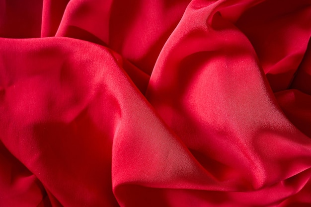 Foto volledig frame van rode kleur satijn met vloeiende curve