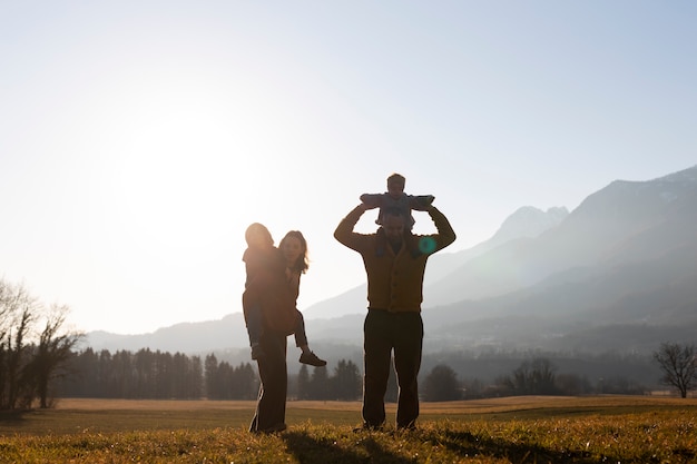 Foto volledig geschoten familiesilhouet in de natuur