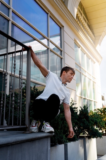 Foto volledig geschoten fitte man die parkour-training doet