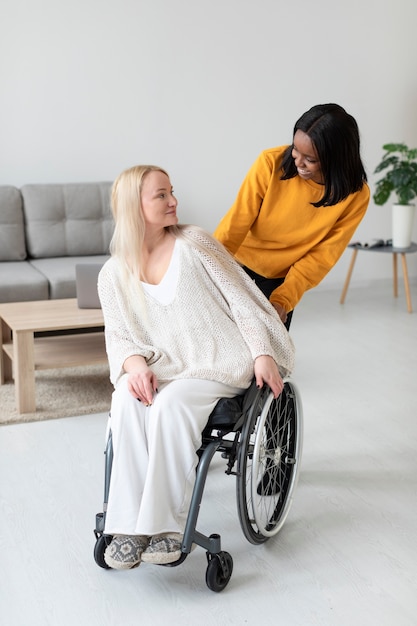 Foto volledig geschoten gehandicapte vrouw met vriend