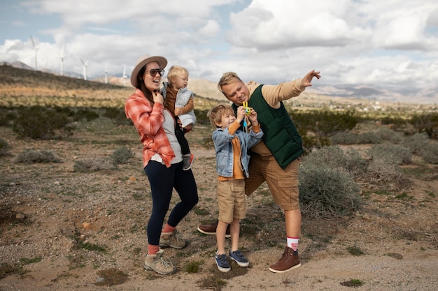 Foto volledig geschoten gelukkige familie in amerikaanse woestijn