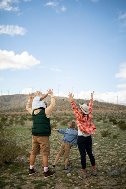Volledig geschoten gelukkige familie in Amerikaanse woestijn