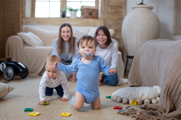 Volledig geschoten gelukkige vrouwen met baby's