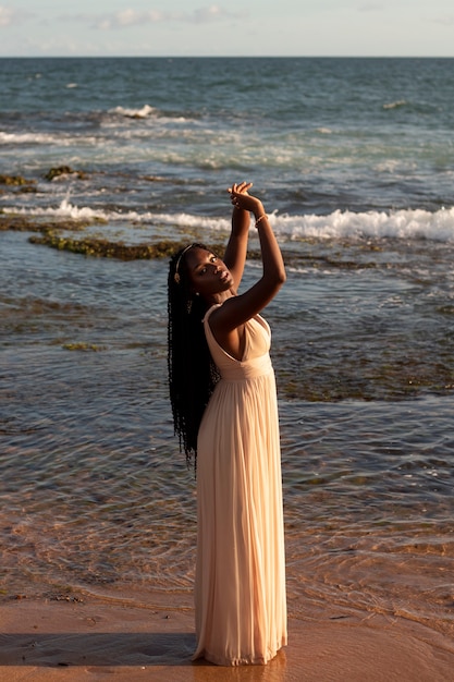 Foto volledig geschoten griekse godin die zich voordeed op het strand