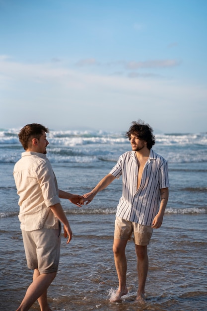 Volledig geschoten homoseksuele mannen hand in hand op het strand